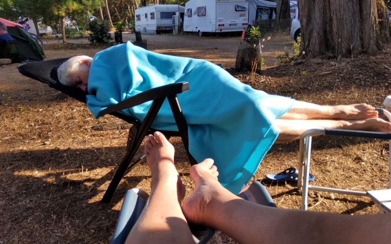 Julia friert in der Hitze